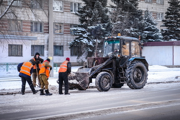 Все по ГОСТу: в мэрии Омска объяснили, почему снег с дорог перекладывают на обочину