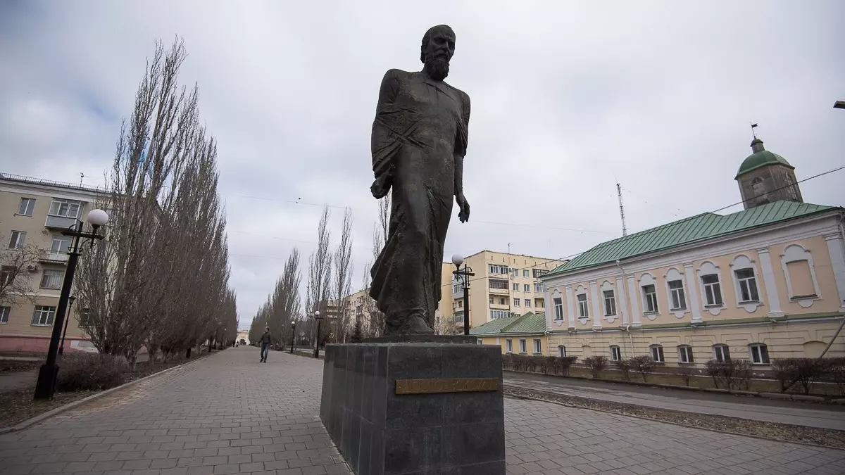 памятник Достоевскому
