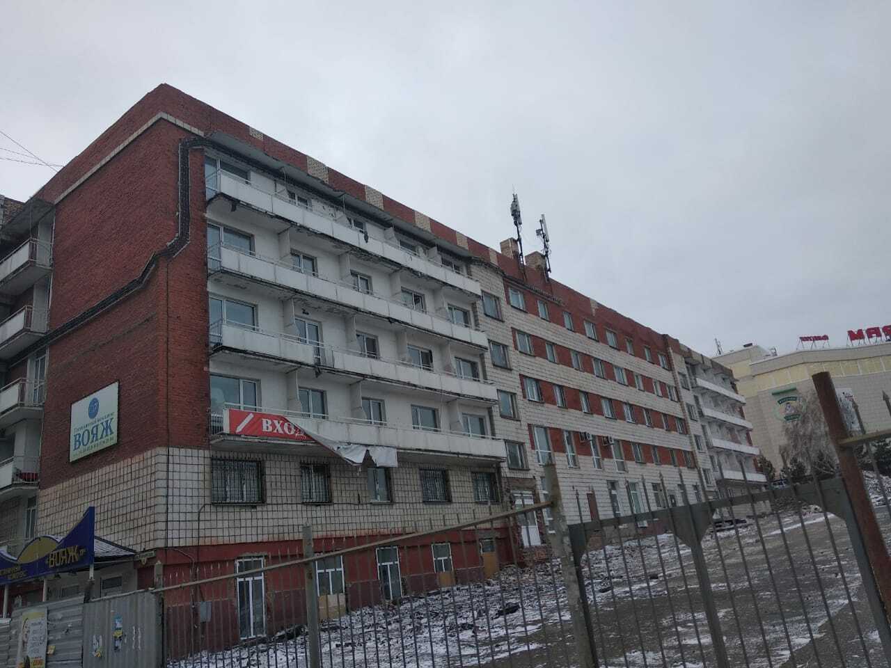 С гостиницы «Заречная» в Омске снесли шестой этаж