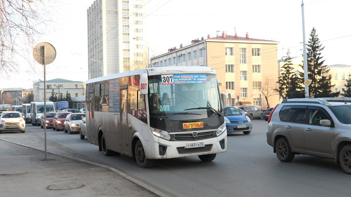 В Омске женщину травмировало отлетевшим колесом автобуса