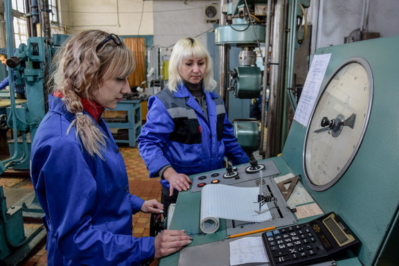 Названы предприятия Омской области, где опаснее всего работать женщинам