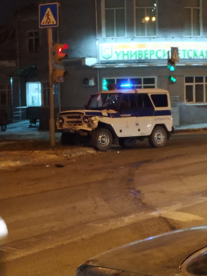 В Омске легковушка не пропустила полицейский УАЗ