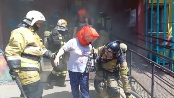 Спасли ребенка и вывели жильцов. В Омске из-за пожара в квартире эвакуировали дом