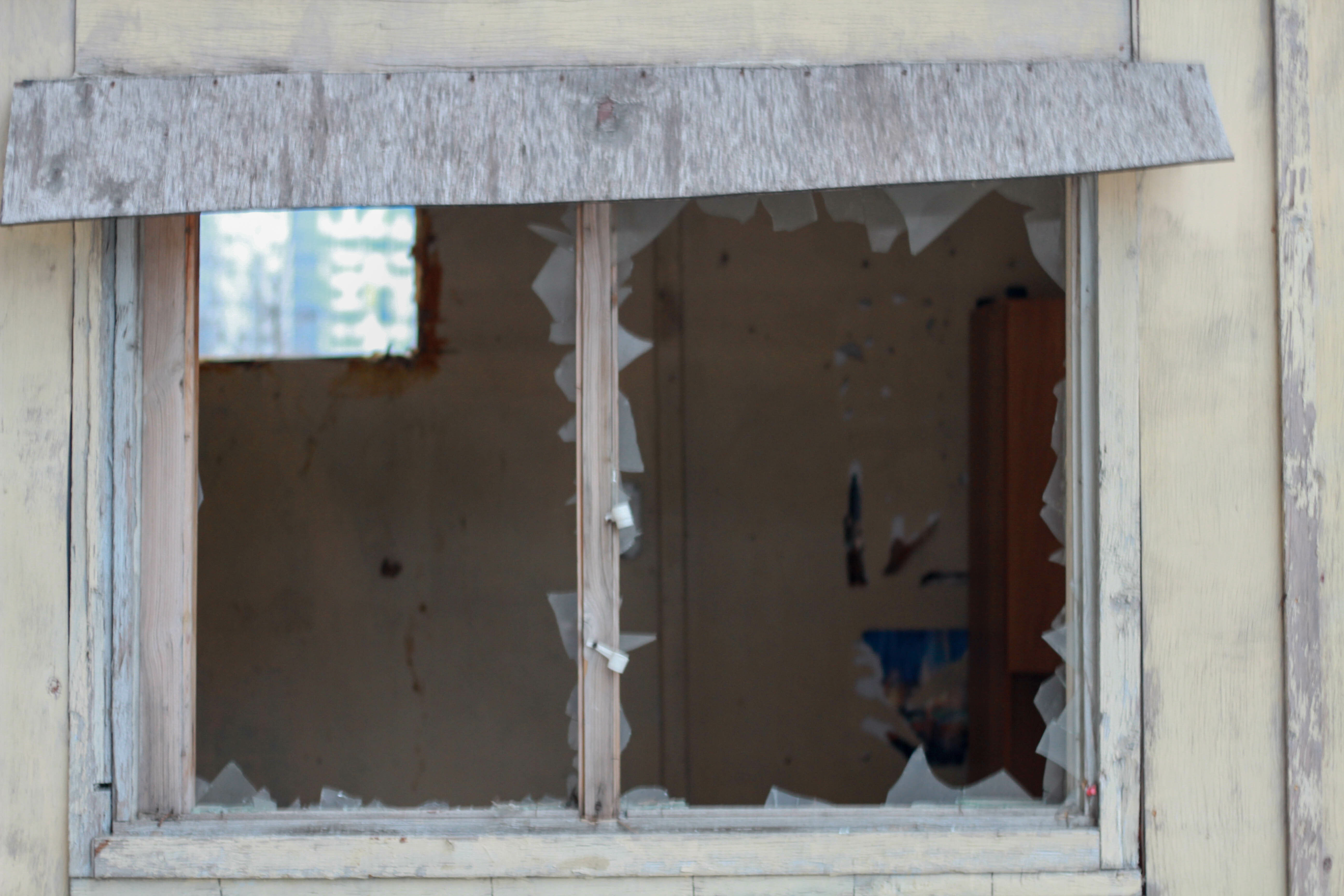 В Омской области дачники пожаловались на подростков-вандалов, разбивающих окна