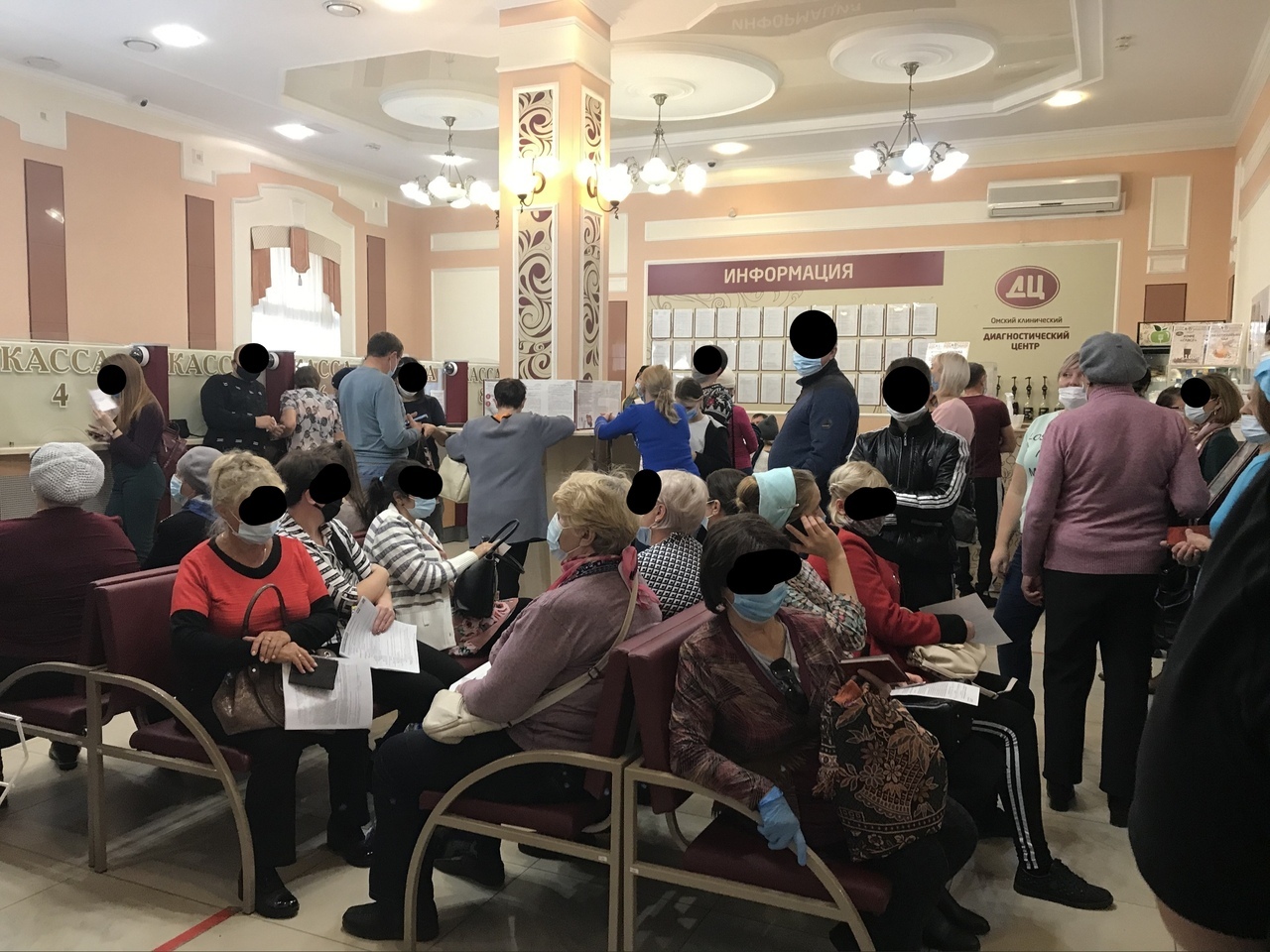 В омской клинике собралась очередь из 100 желающих сделать тест на COVID-19