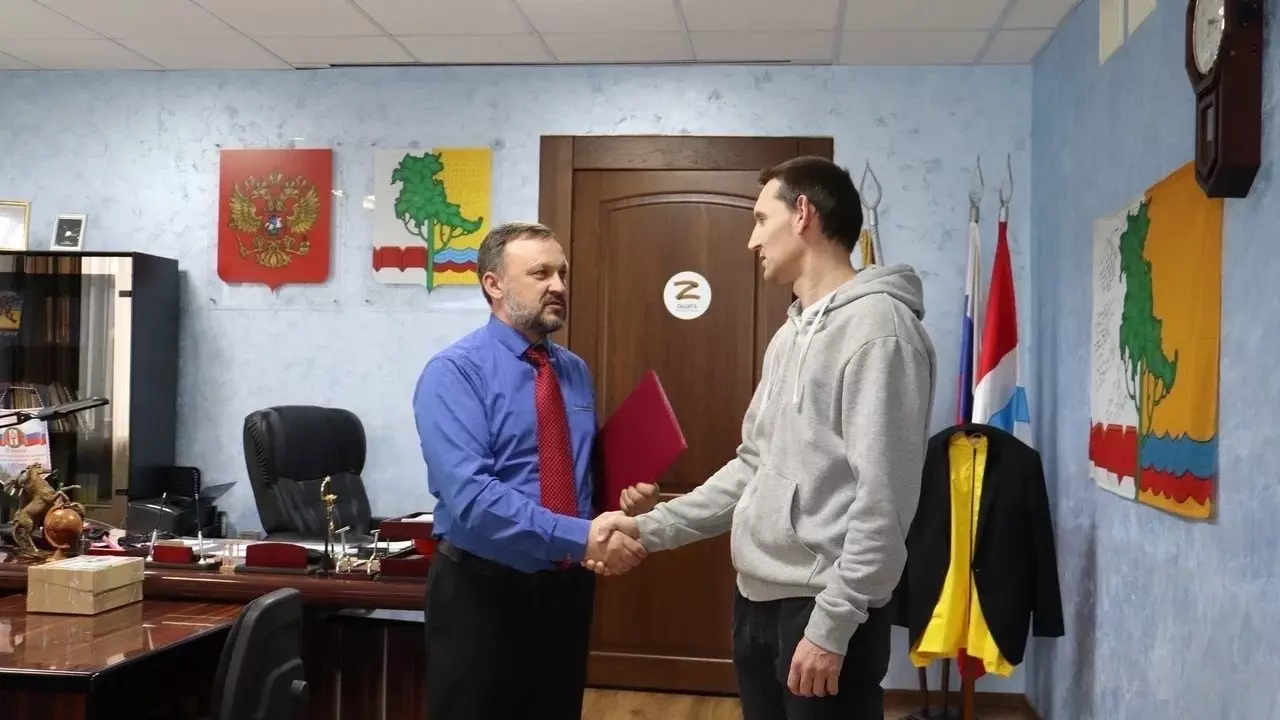 Геннадий Долматов вручил сертификат на миллион молодой семье из Омского района