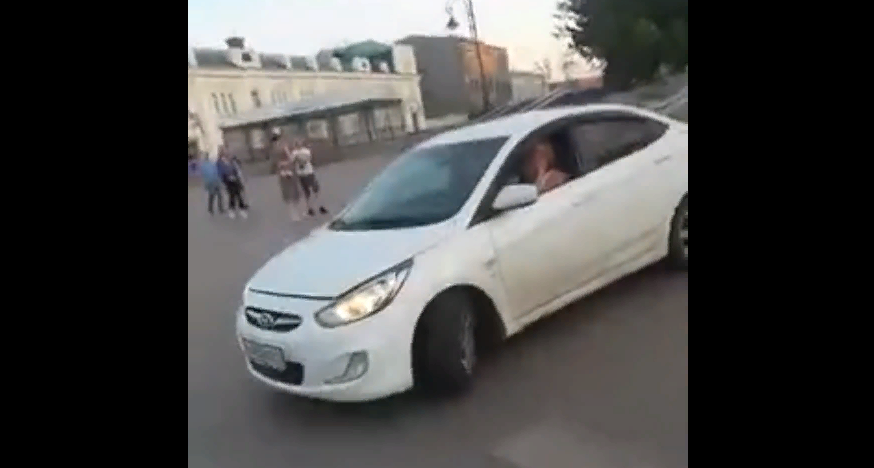 Полиция нашла и оштрафовала омичку, проехавшую по тротуару улицы Ленина