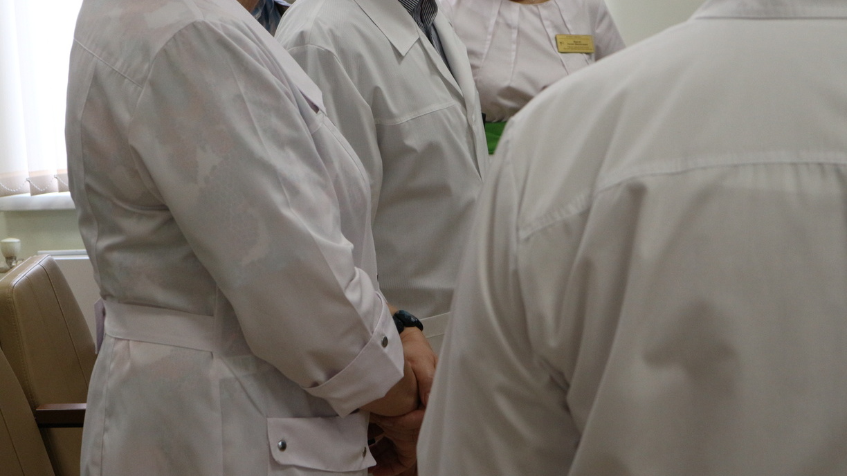 Заместителя главврача омской больницы осудили за махинации с выплатами медикам