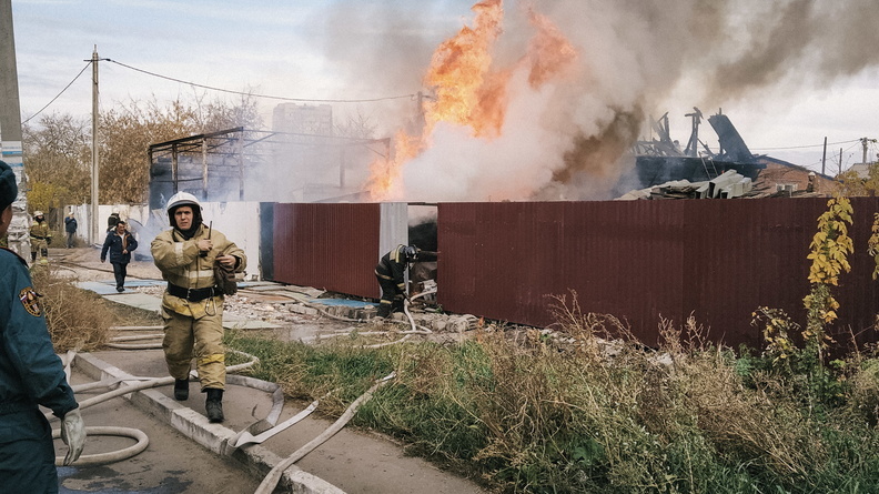 В Омске в частном секторе рядом с газопроводом вспыхнул пожар