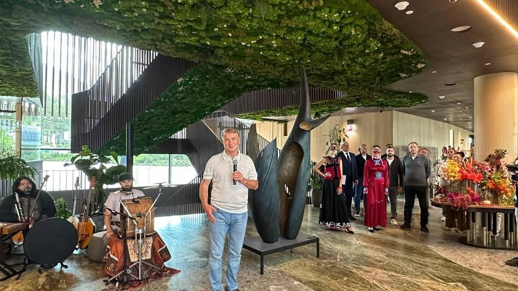 На курорте Сбера «Манжерок» открыли выставку российского скульптора Даши Намдакова