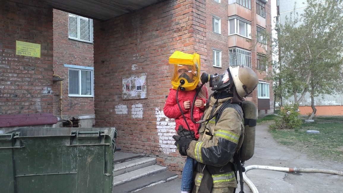 Омские пожарные спасли детей из горящей многоэтажки на улице Лаптева
