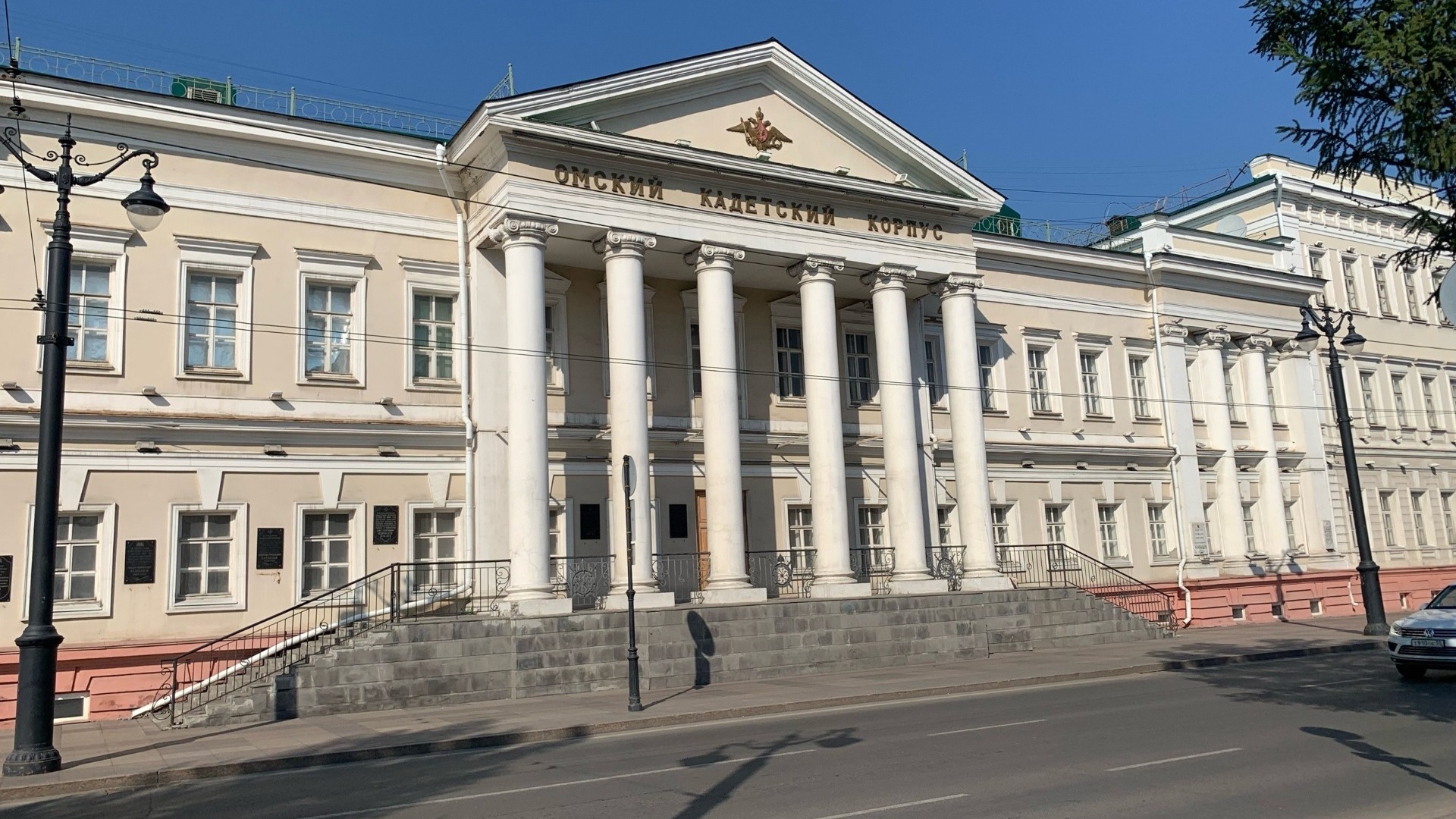 В Омске из исторического здания кадетского корпуса исчезли чугунные лестницы