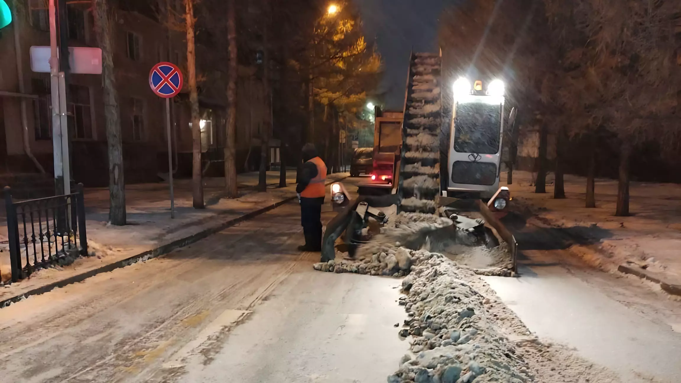 В Омске с городских дорог за сутки вывезли 5,5 тысяч тонн снега