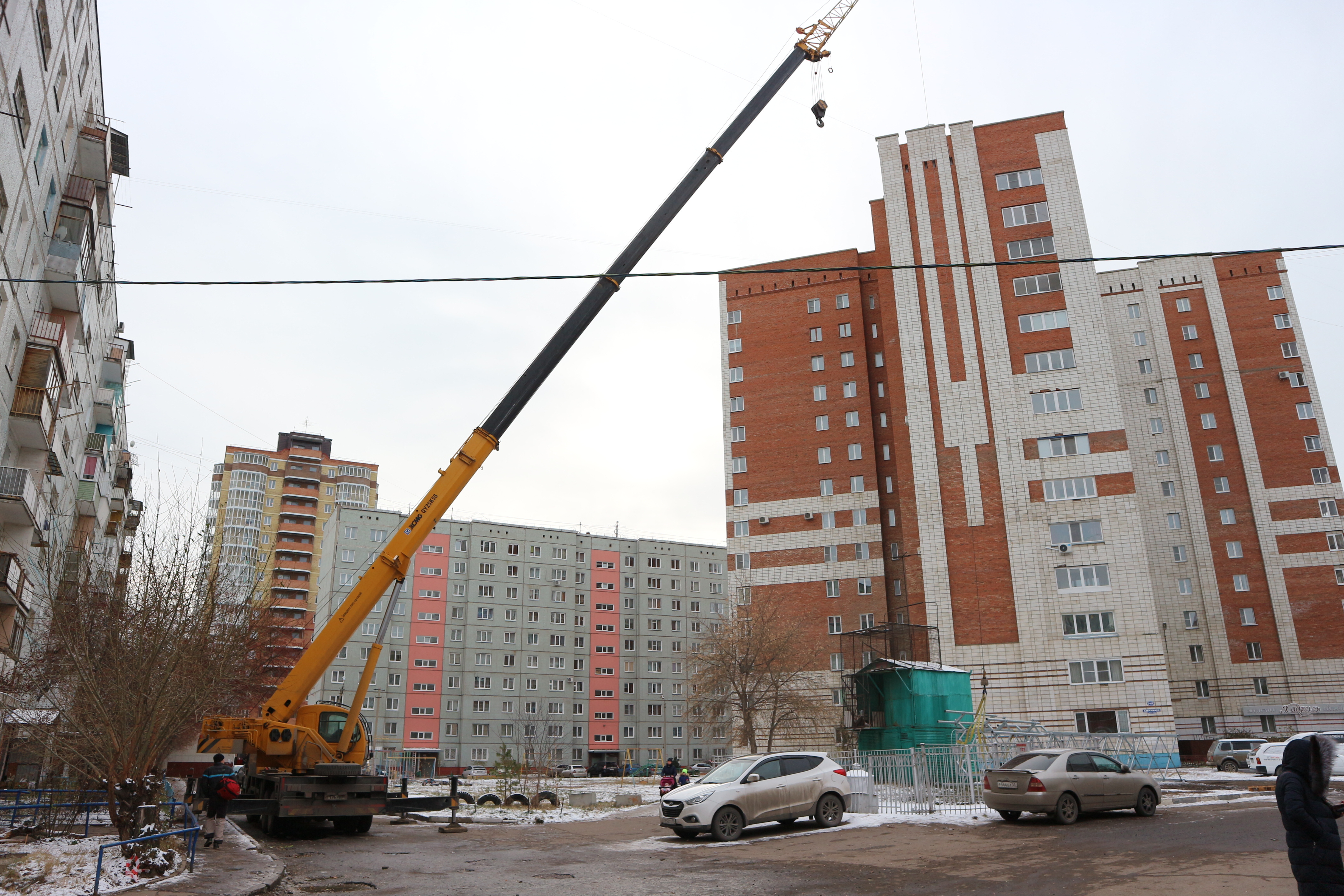 Бунт против сотовой вышки в Омске. Эпизод второй: с потасовкой и полицией