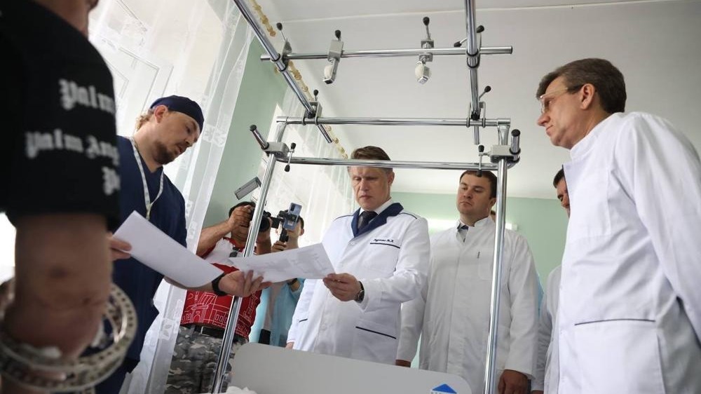 Михаил Мурашко и Виталий Хоценко навестили бойцов СВО, проходящих лечение в КМХЦ