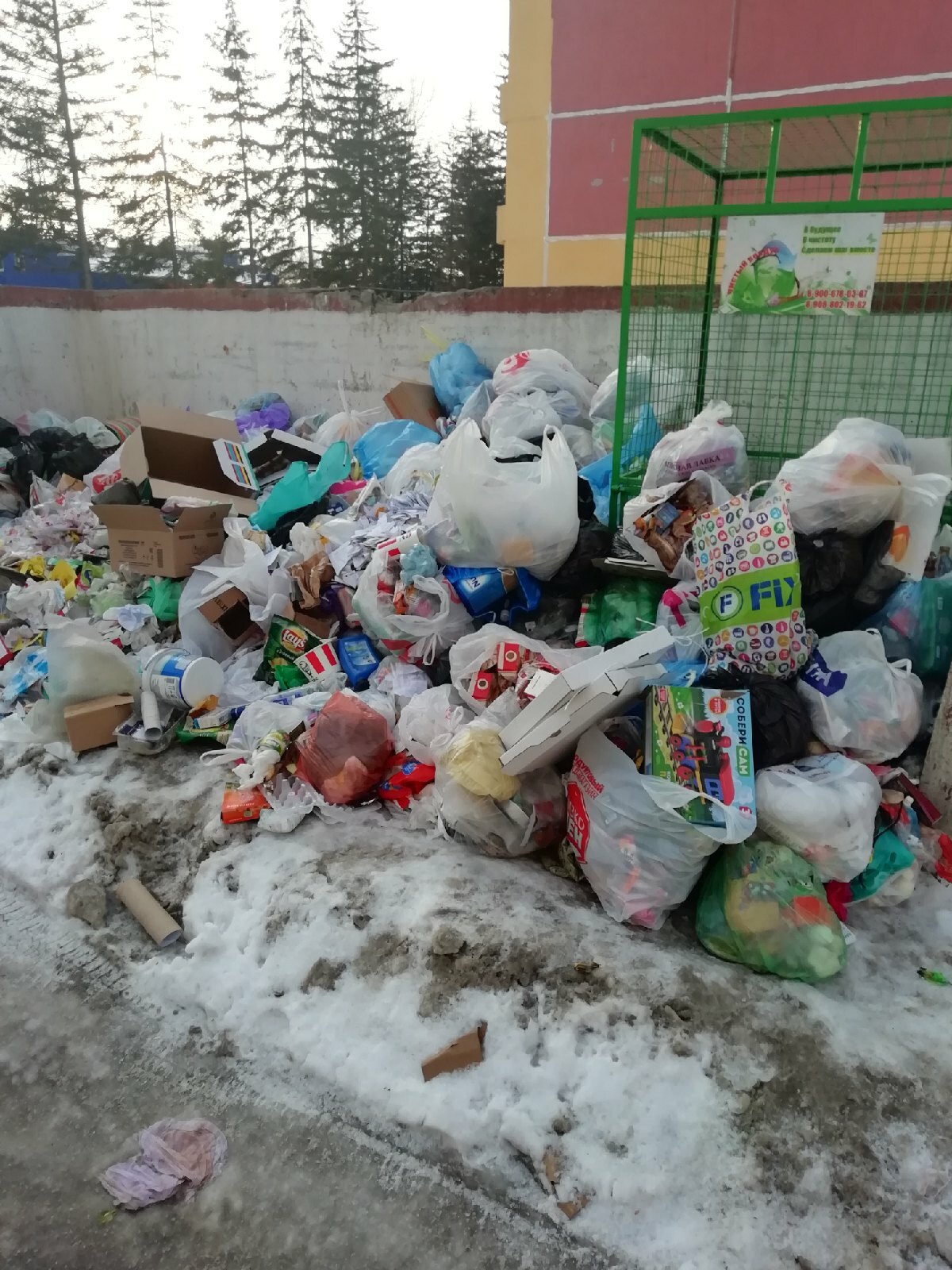 В Омске убрали мусорные баки