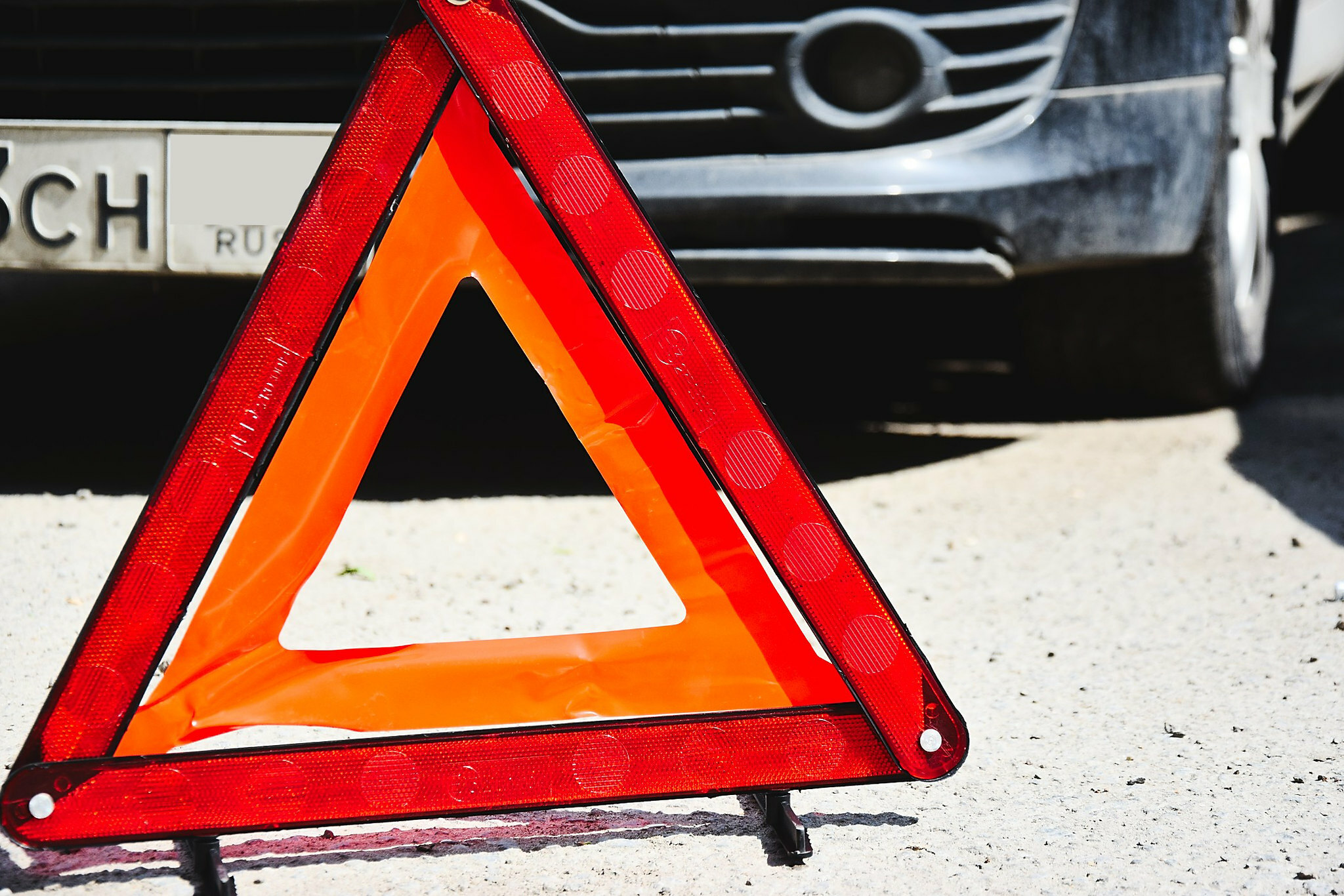 знак в виде треугольника стоит возле автомобиля