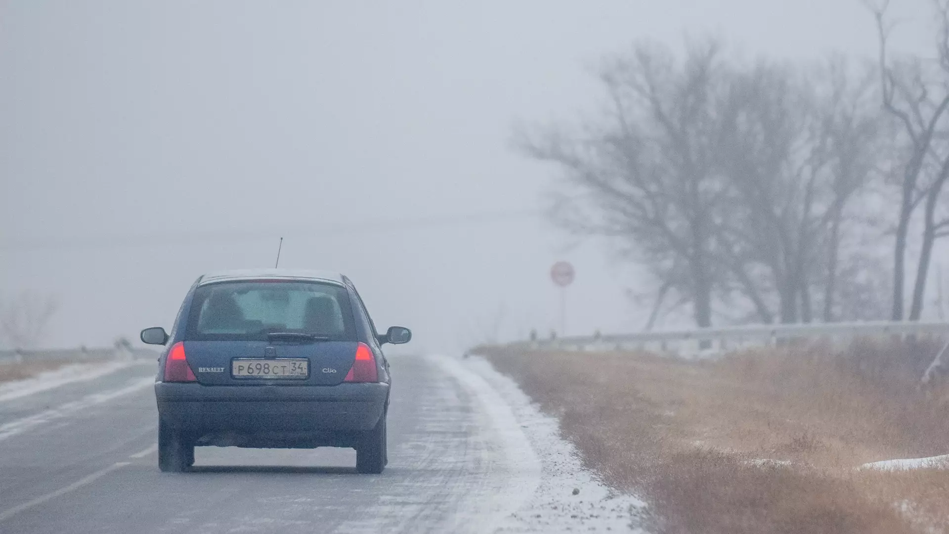 Омские трассы перекрыли из-за сильного снега с дождем