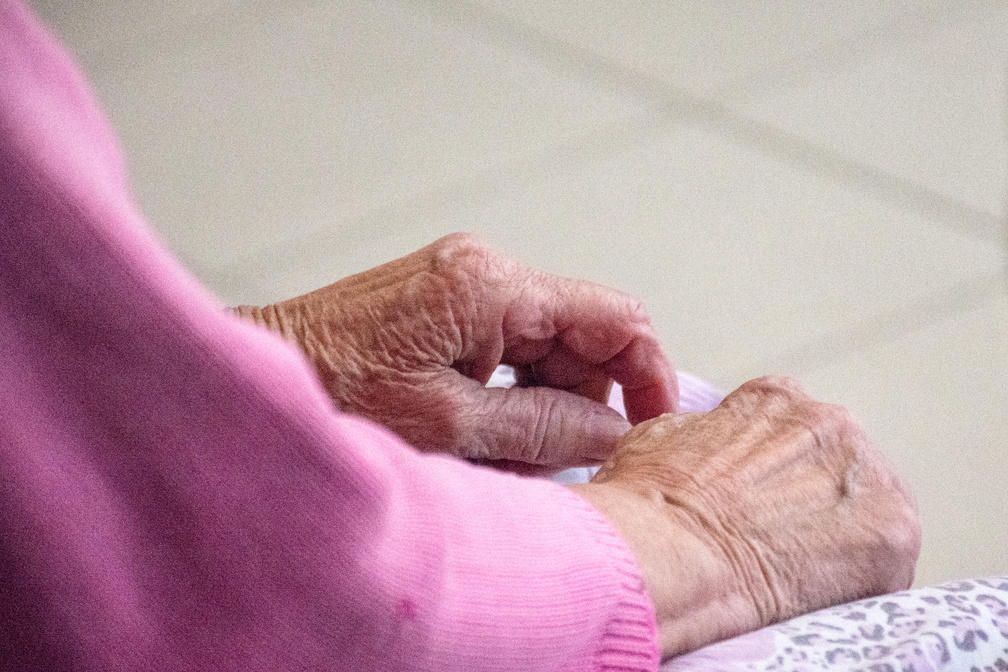 В Омской области 95-летняя вдова ветерана ютится с соседями в крохотной «однушке»