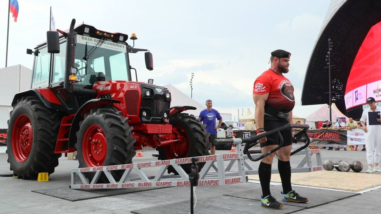 Омич Михаил Шивляков в День города поднял трактор и установил мировой рекорд