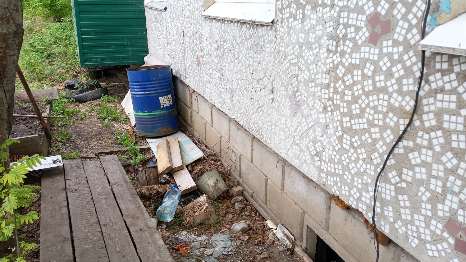 После якобы незаконной стройки под окнами соседей остались кучи мусора