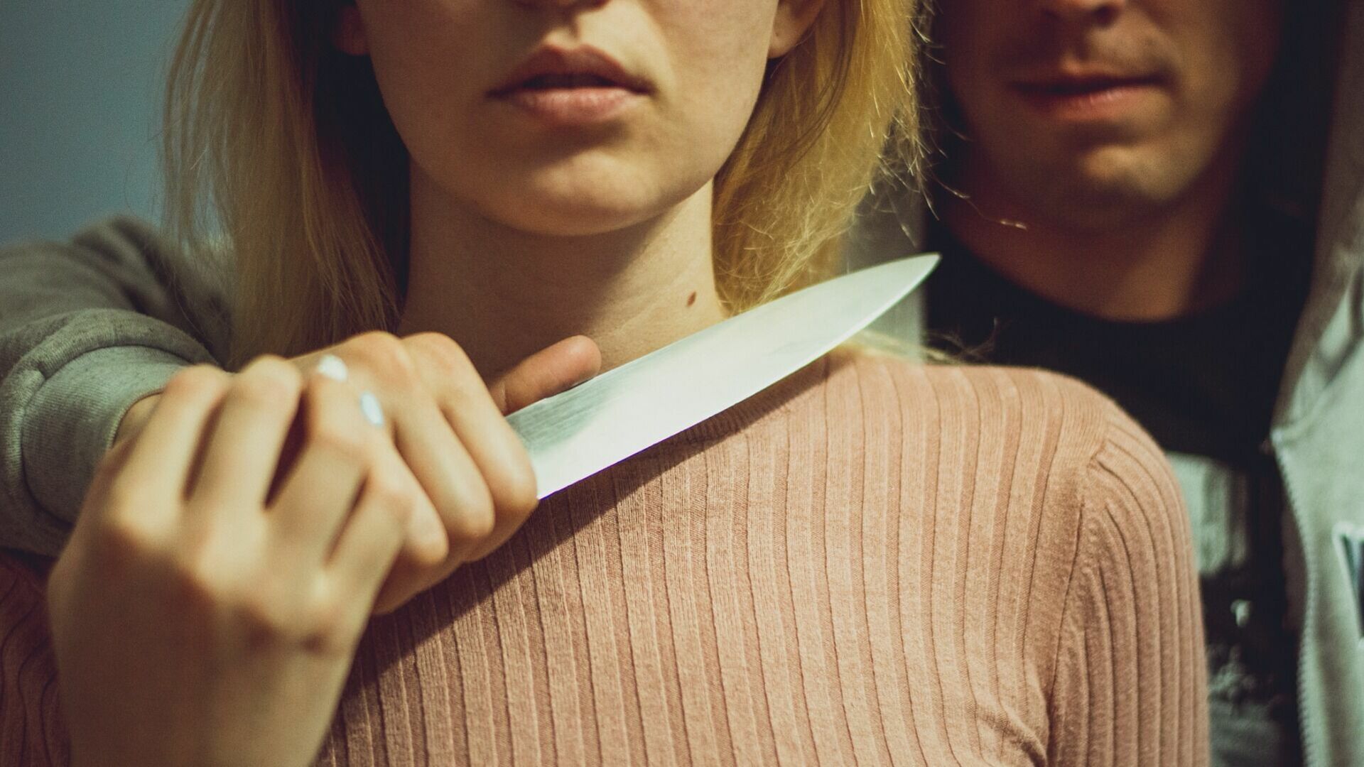 В Омске мужчина с ножом обокрал молодую девушку