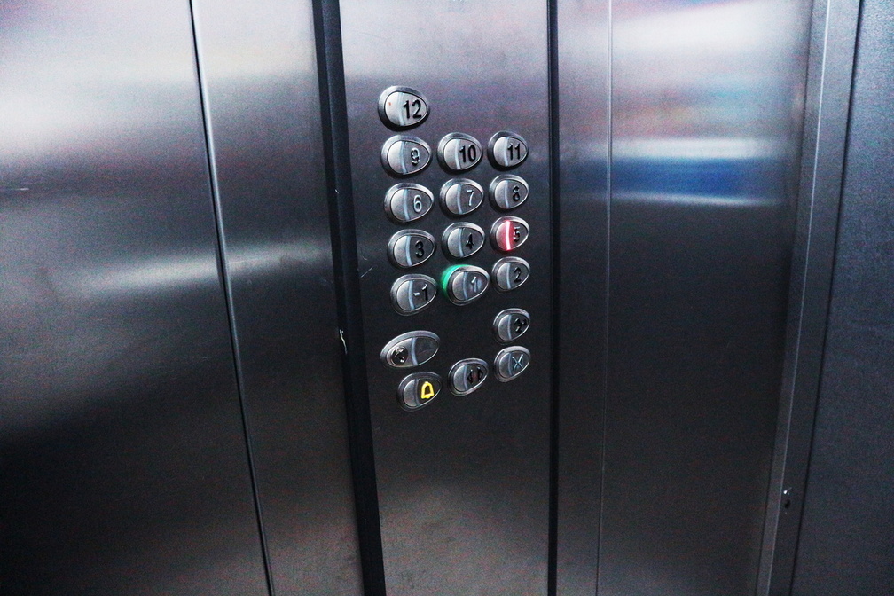 Омичам выплатили почти 2 млн рублей за расходы на лифты