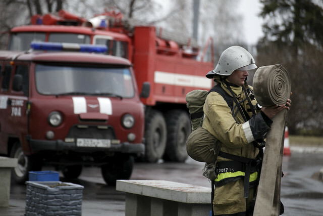Из горящей новостройки в Омске эвакуировали 19 человек