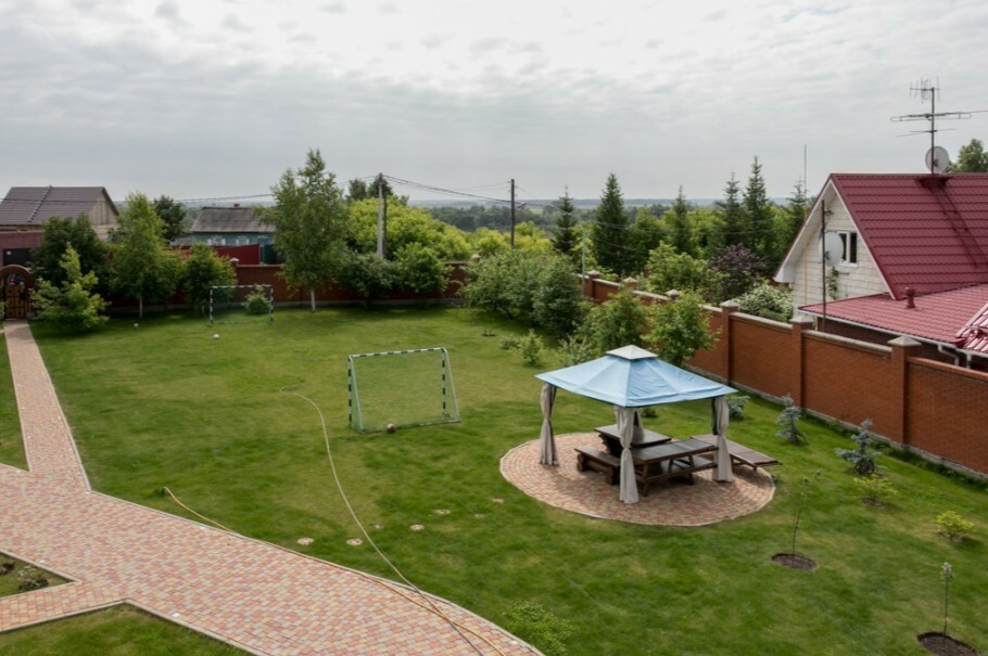 В поселке под Омском за 28 млн продают коттедж с футбольным полем и бассейном (Фото)