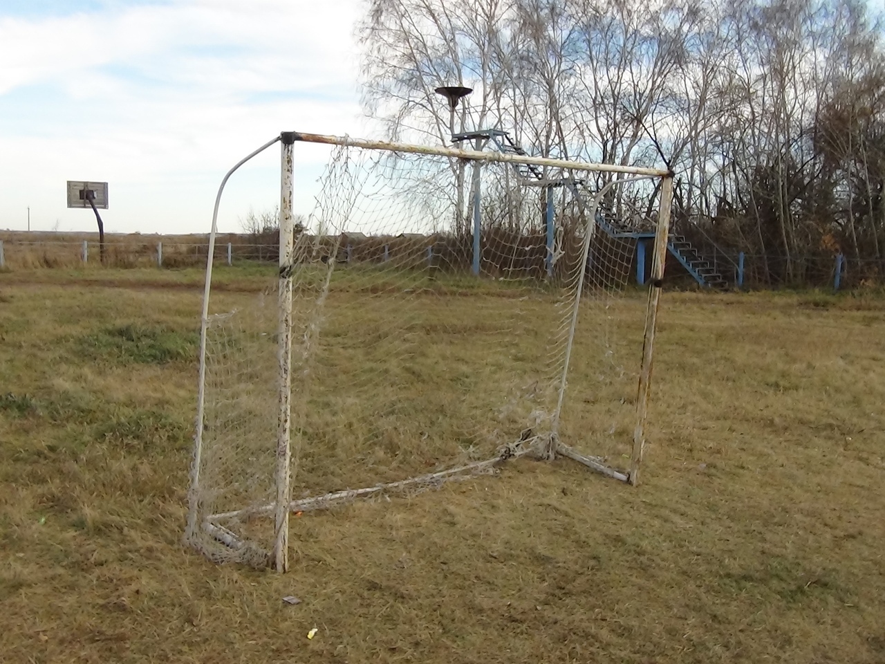 В Омской области во время игры на ребенка упали футбольные ворота
