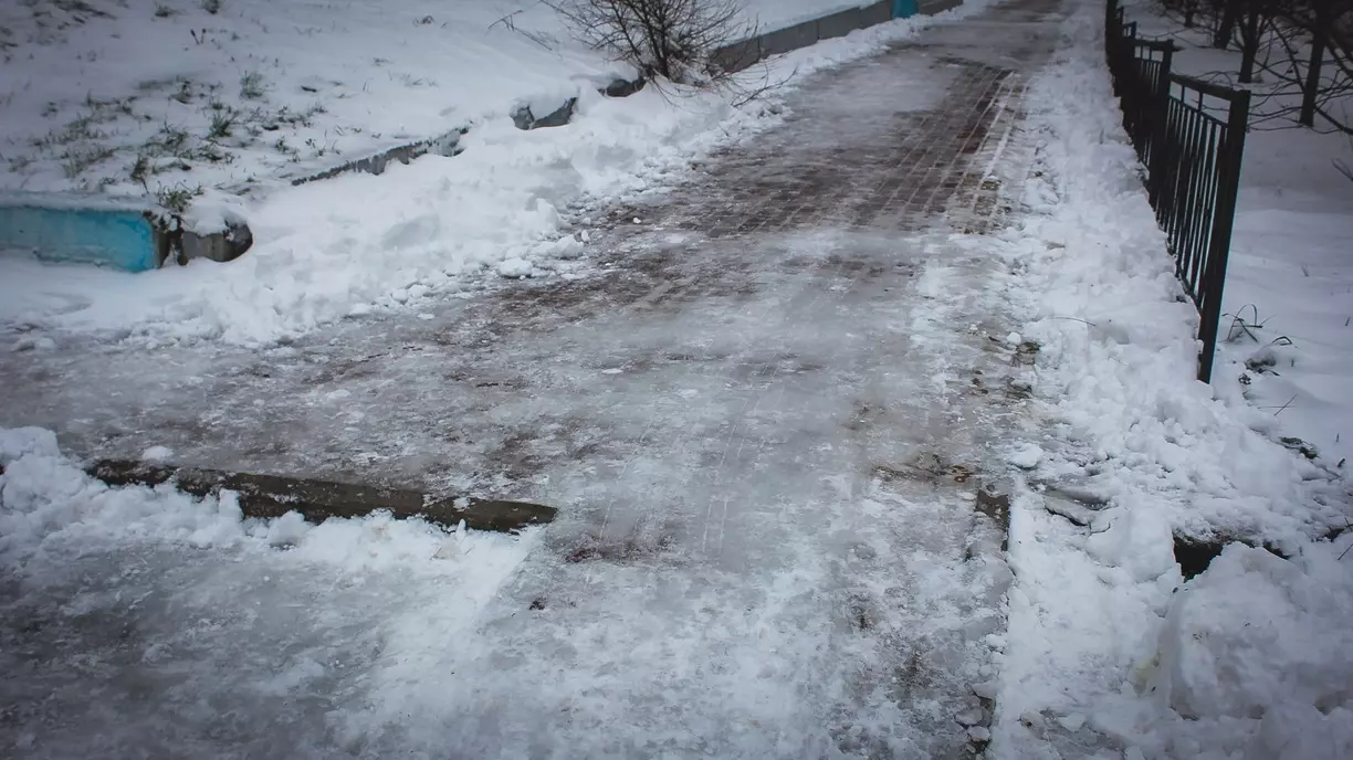 В Омске дорога возле травмпункта превратилась в опасный каток