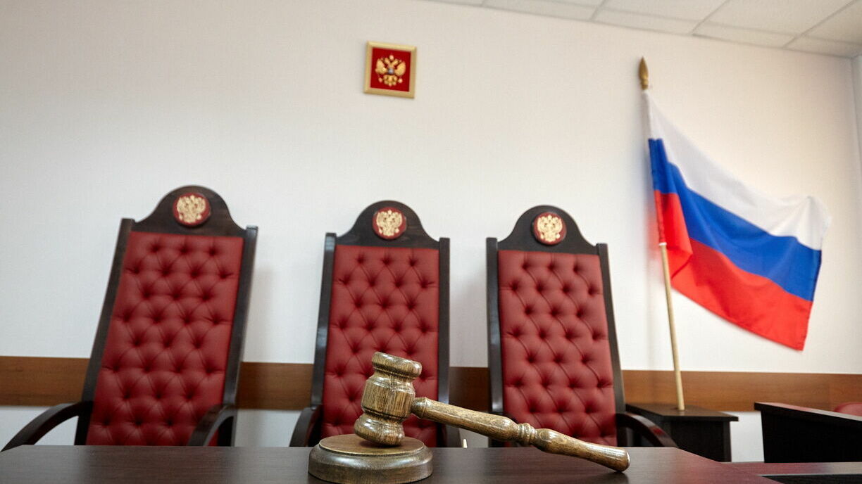 Военного офицера из Омска приговорили к трем годам за хищение защитных шлемов