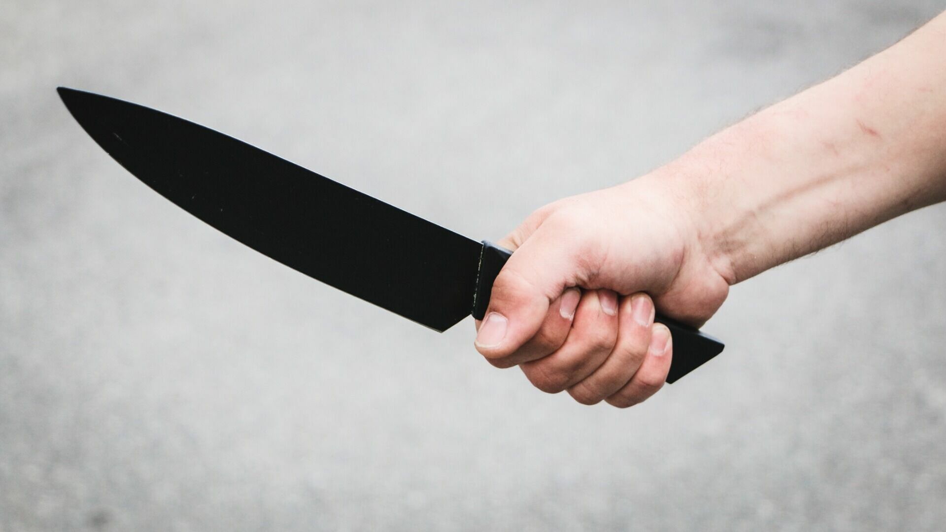Появилось видео нападения с ножом на омскую пенсионерку