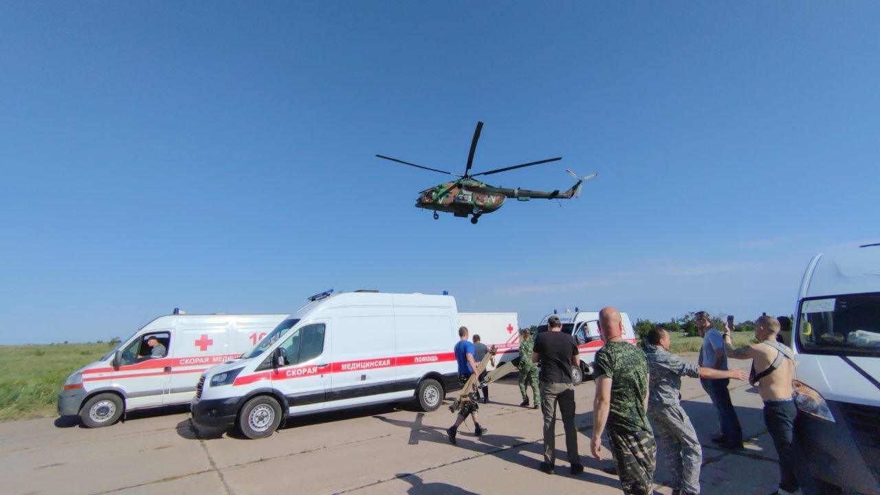 Врачи КМХЦ и онкодиспансера на боевых вертолетах вывезли раненых из Луганска