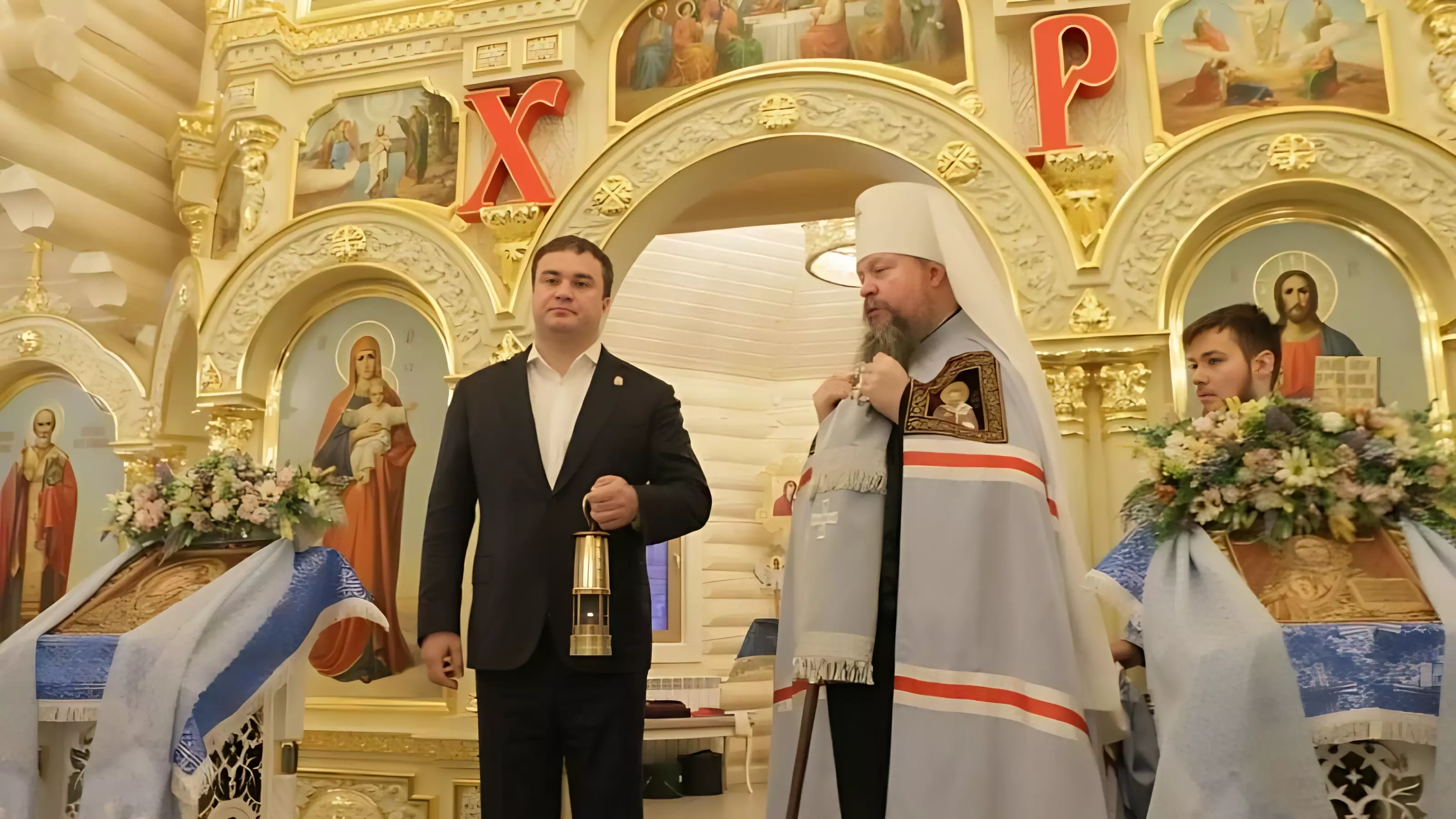 Виталий Хоценко поместил огонь семейного очага «Сердце России» в омский храм