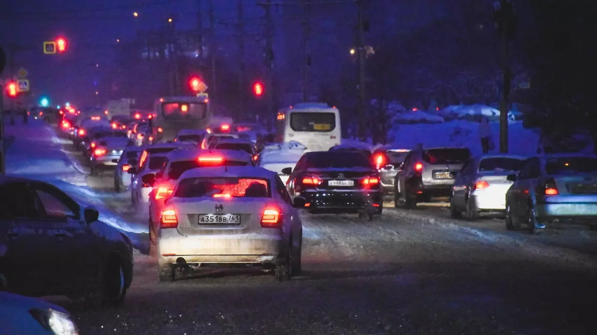 После сильного снегопада омские дороги сковали 10-балльные пробки