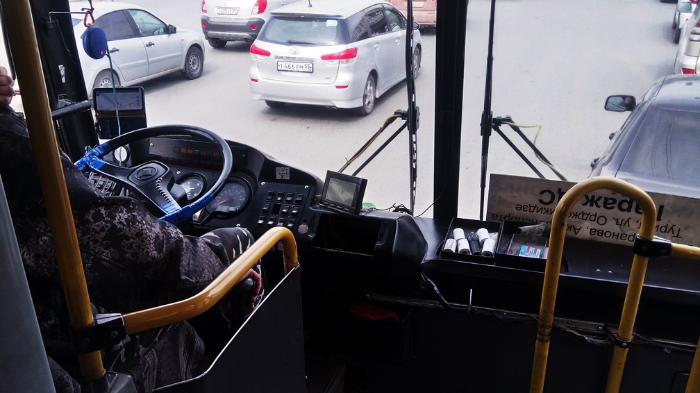 В Омске водитель маршрутки подверг опасности пассажиров