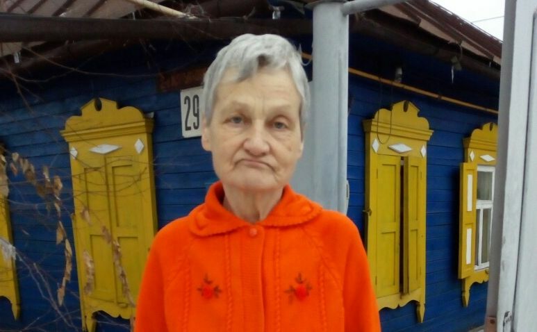 В Омске разыскивают родных пенсионерки, найденной на улице в одной сорочке и носках
