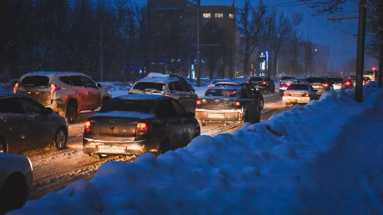 Вечером пятницы на омских дорогах снова образовались километровые пробки