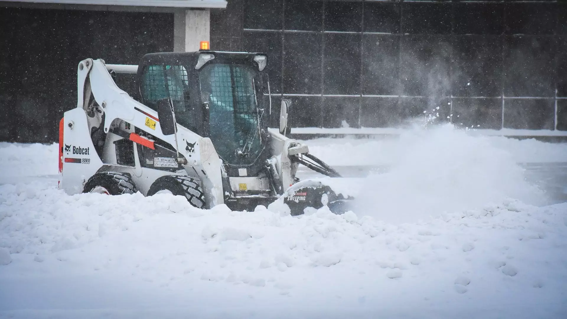 В уборке снега в Омске задействуют службы озеленения
