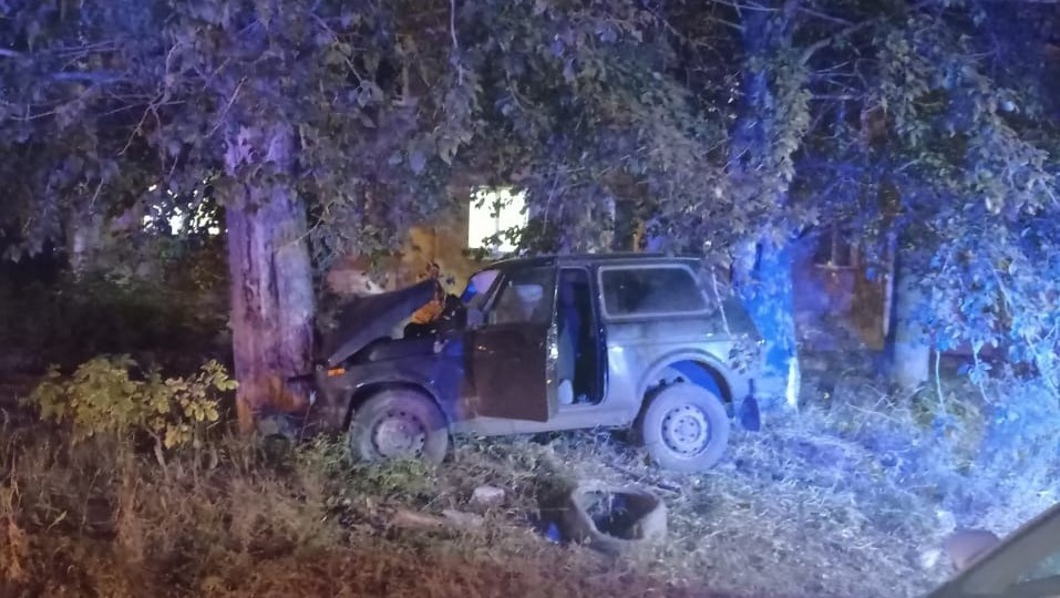 В Омске умер водитель легковушки, встретившись с дорожным забором и деревом