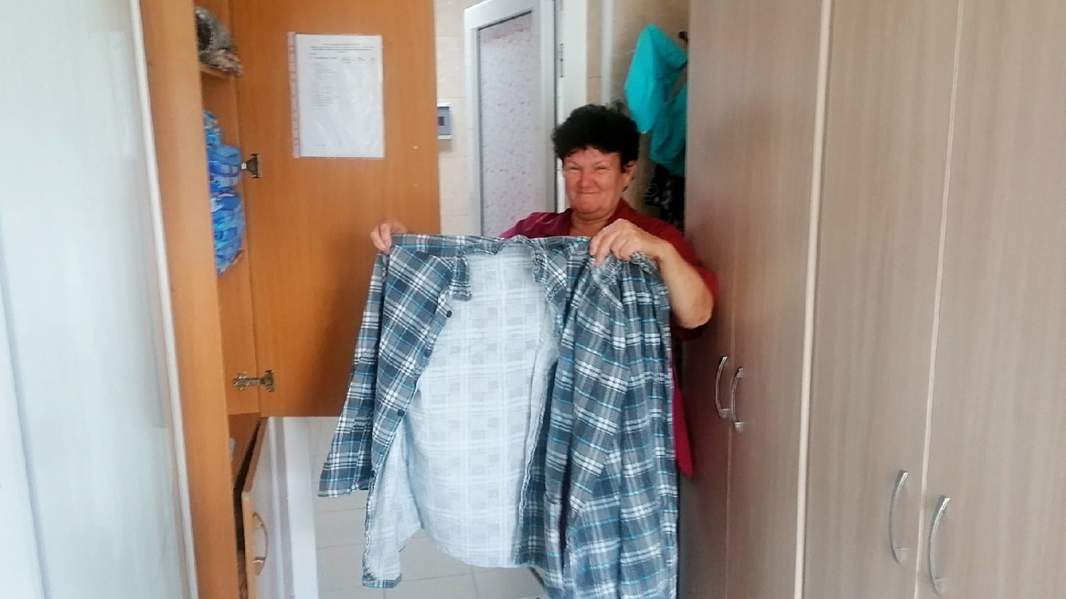 Уборщица и по совместительству завхоз Светлана Белых выдает пижамы. Правда, они все унисекс и пока только одного размера - 52-го.
