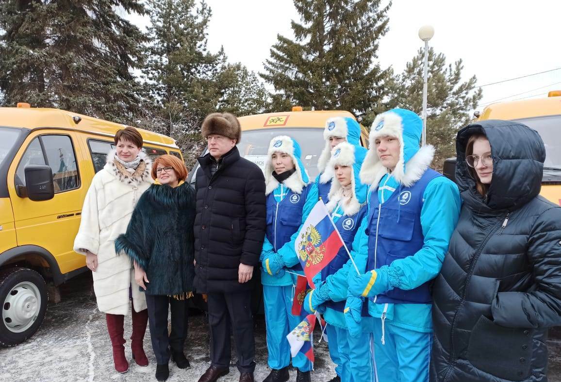 В Омске 4 городские школы впервые за долгое время получили новые автобусы