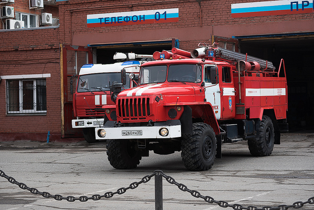 В Омске 46 пожарных тушат горящий частный дом