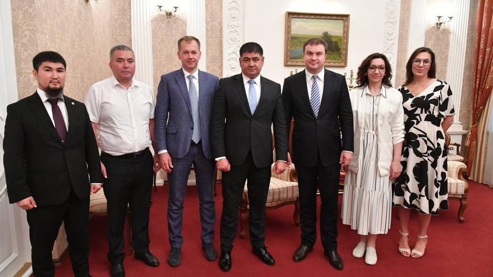 Врио губернатора Омской области Виталий Хоценко встретил делегацию из Киргизии