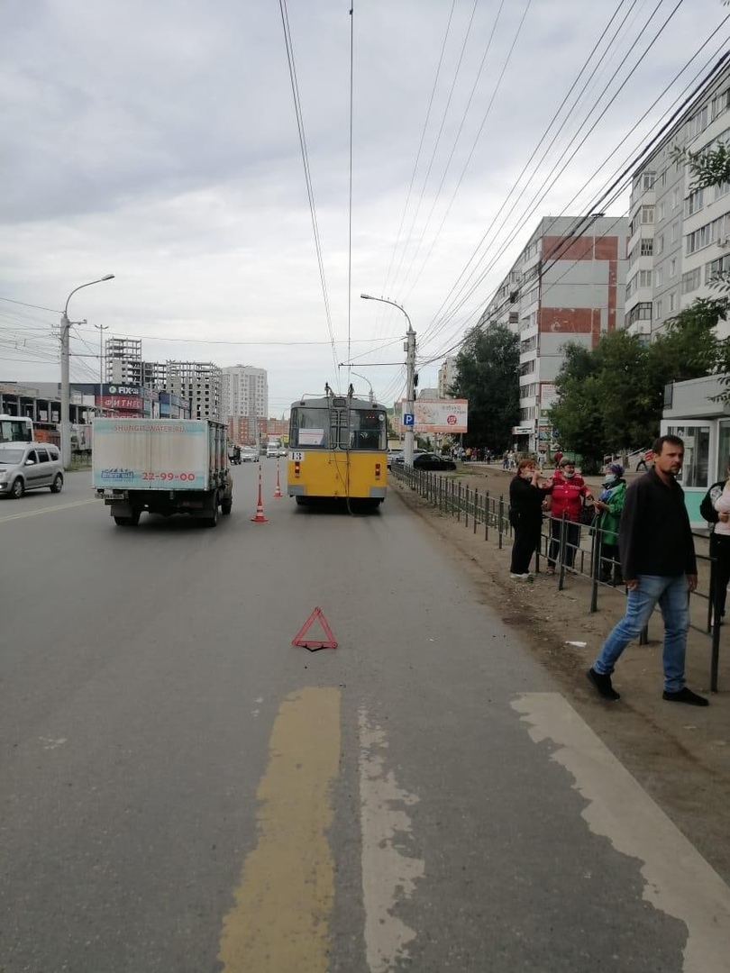 В Омске троллейбус переехал пешехода