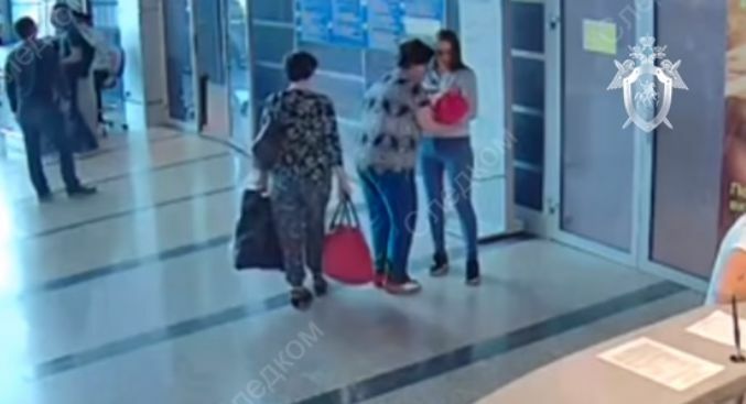 Камера Омского аэропорта сняла, как мать дарит свою новорожденную дочь (Видео)