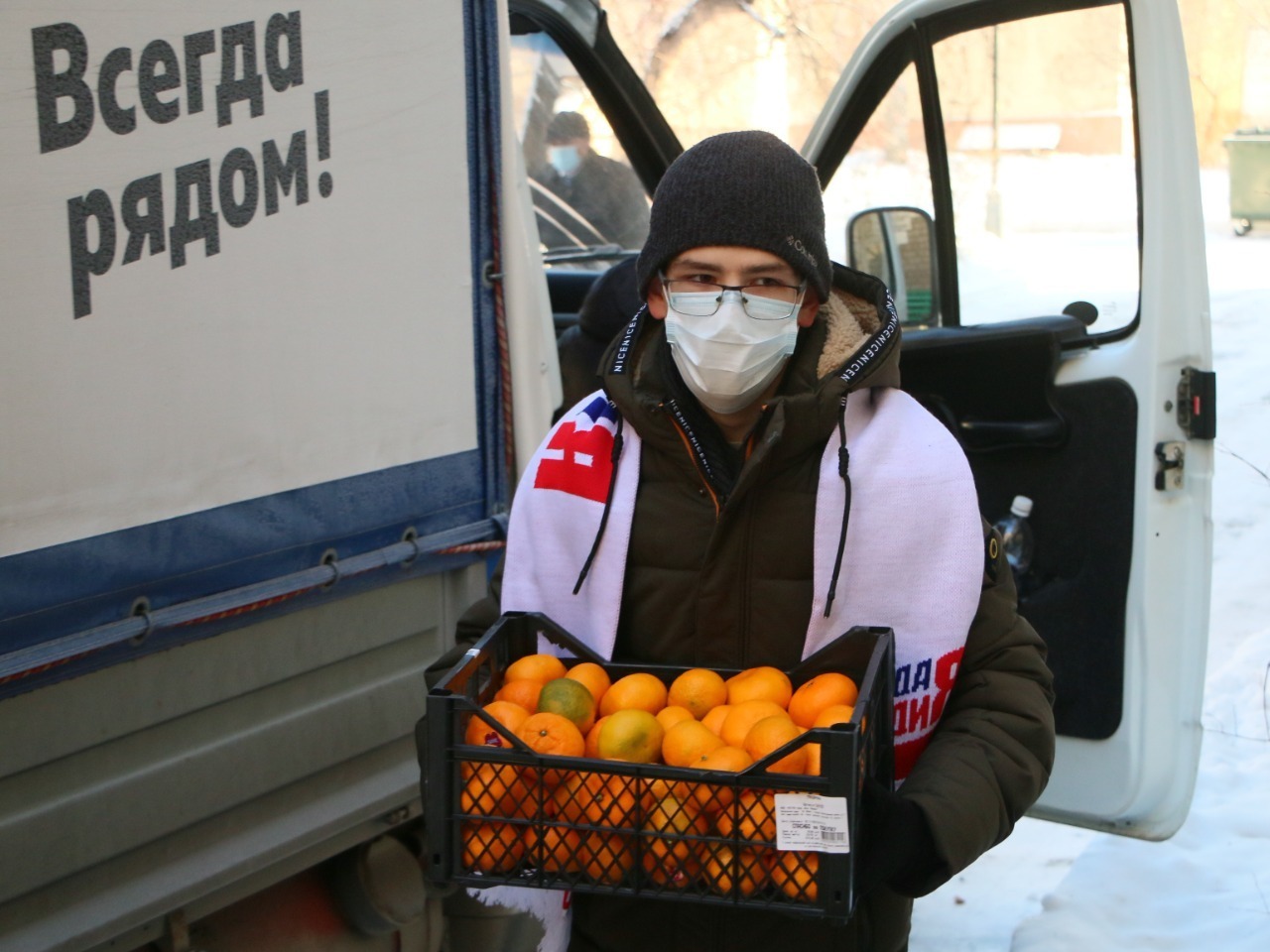 В Омске волонтеры порадовали врачей из «красной зоны» мандаринами