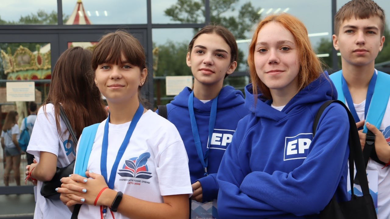 Школьникам из ДНР устроили прогулку в новом омском парке развлечений