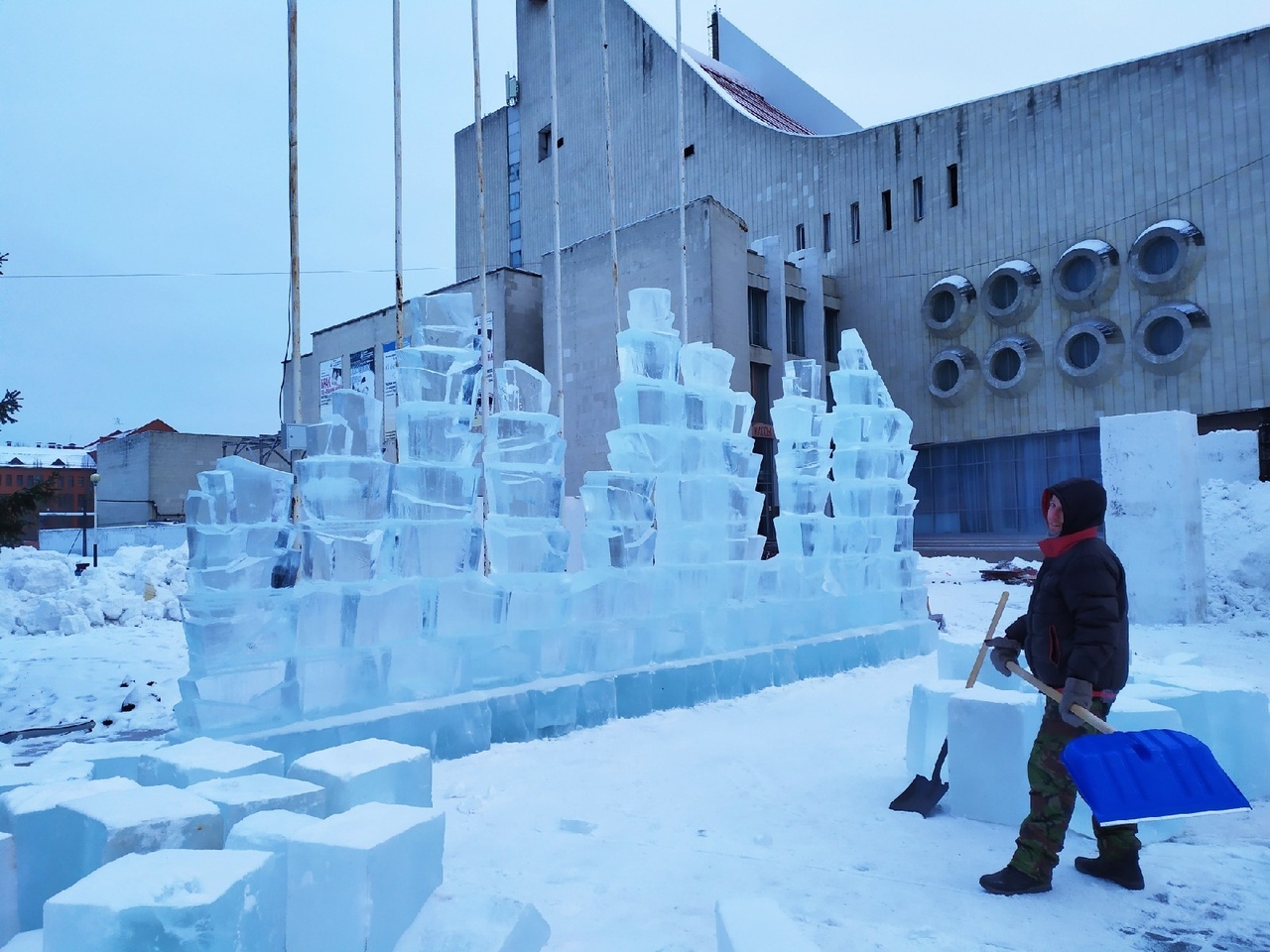 Как строят снежную крепость и ледовый городок на Театральной площади в Омске (Фото)